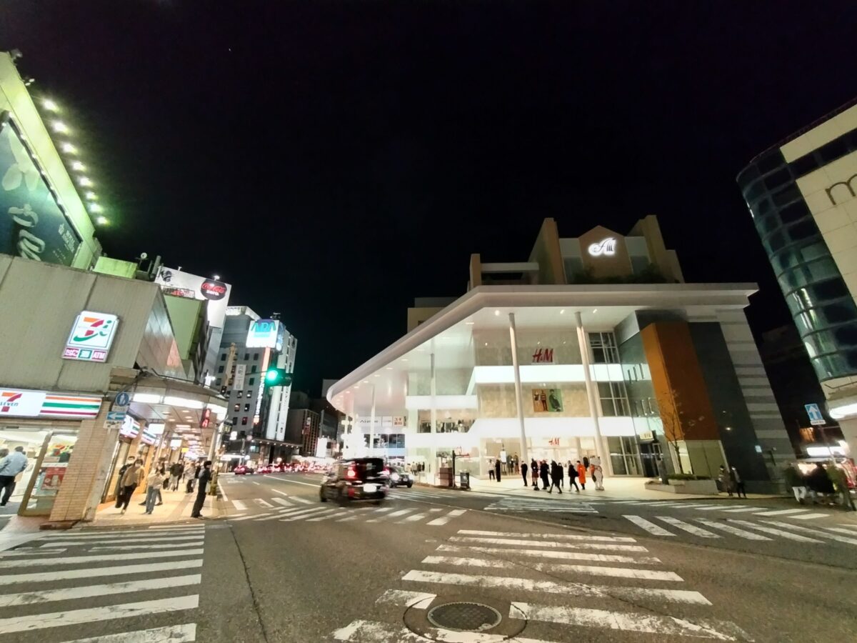 AQUOS sense7：超広角カメラで夜の街を撮影