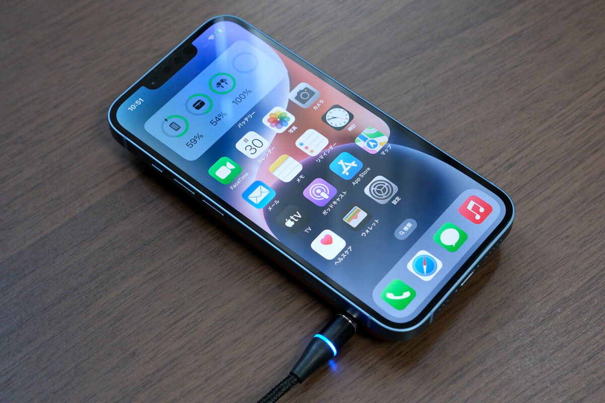 iPhone 14を充電ケーブルを接続して充電