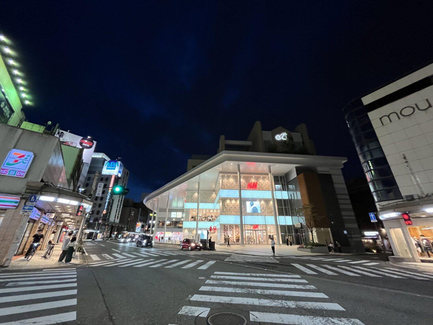 iPhone 13 mini 超広角カメラで夜の街を撮影