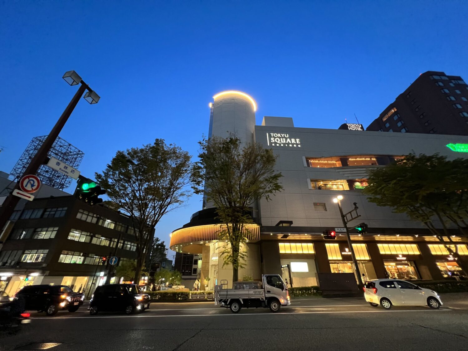 iPhone 13 Pro 超広角カメラで夕暮れの東急スクエアを撮影