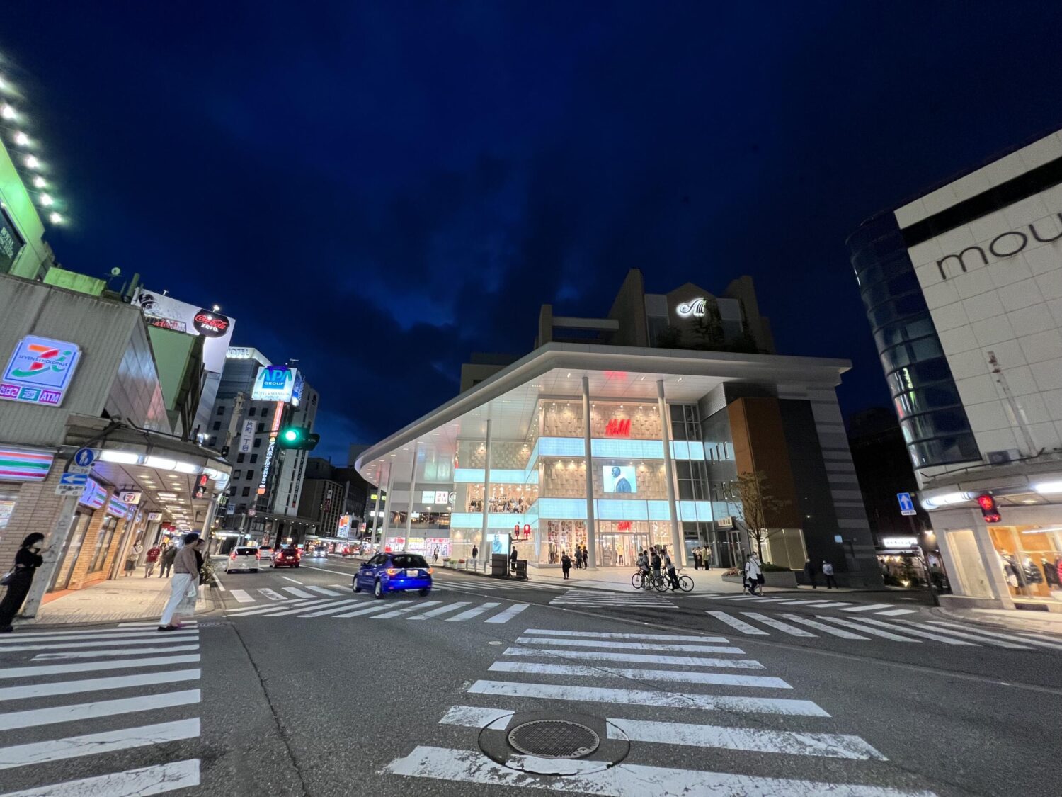 iPhone 13 Pro 超広角カメラで夜の街を撮影
