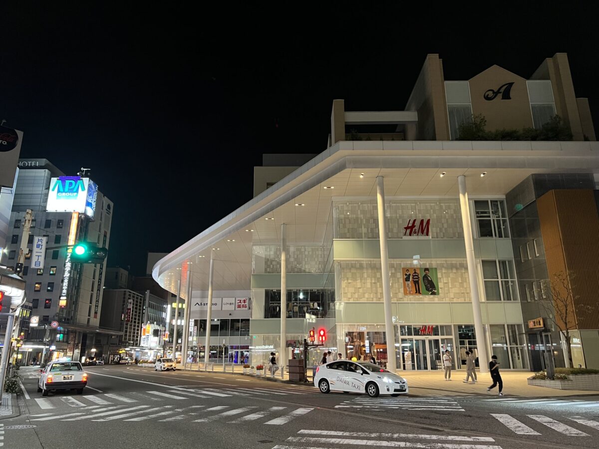 iPhone 13 Pro 広角カメラで夜の街を撮影