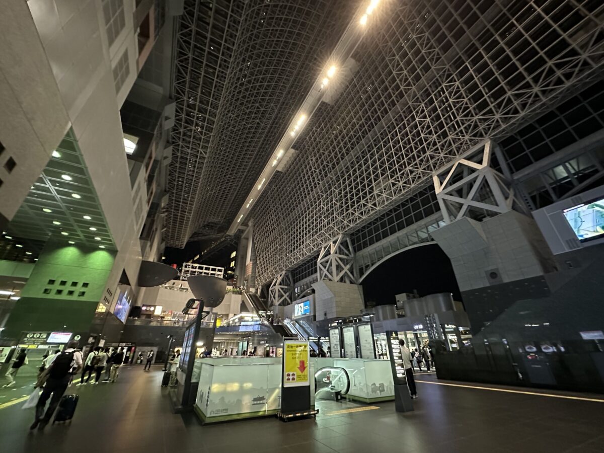 iPhone 14 Pro 超広角カメラで京都駅を撮影