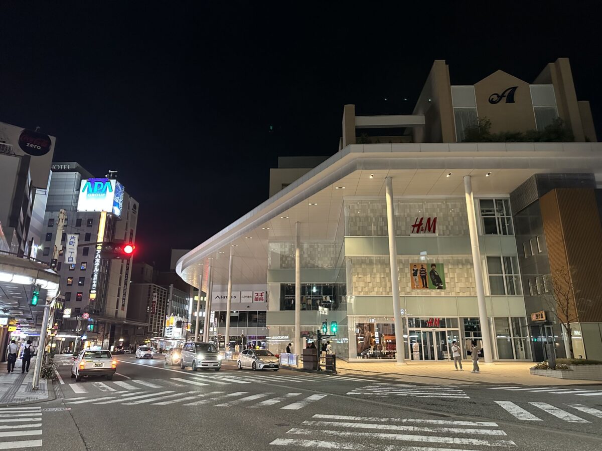 iPhone 14 Pro 広角カメラで夜の街を撮影