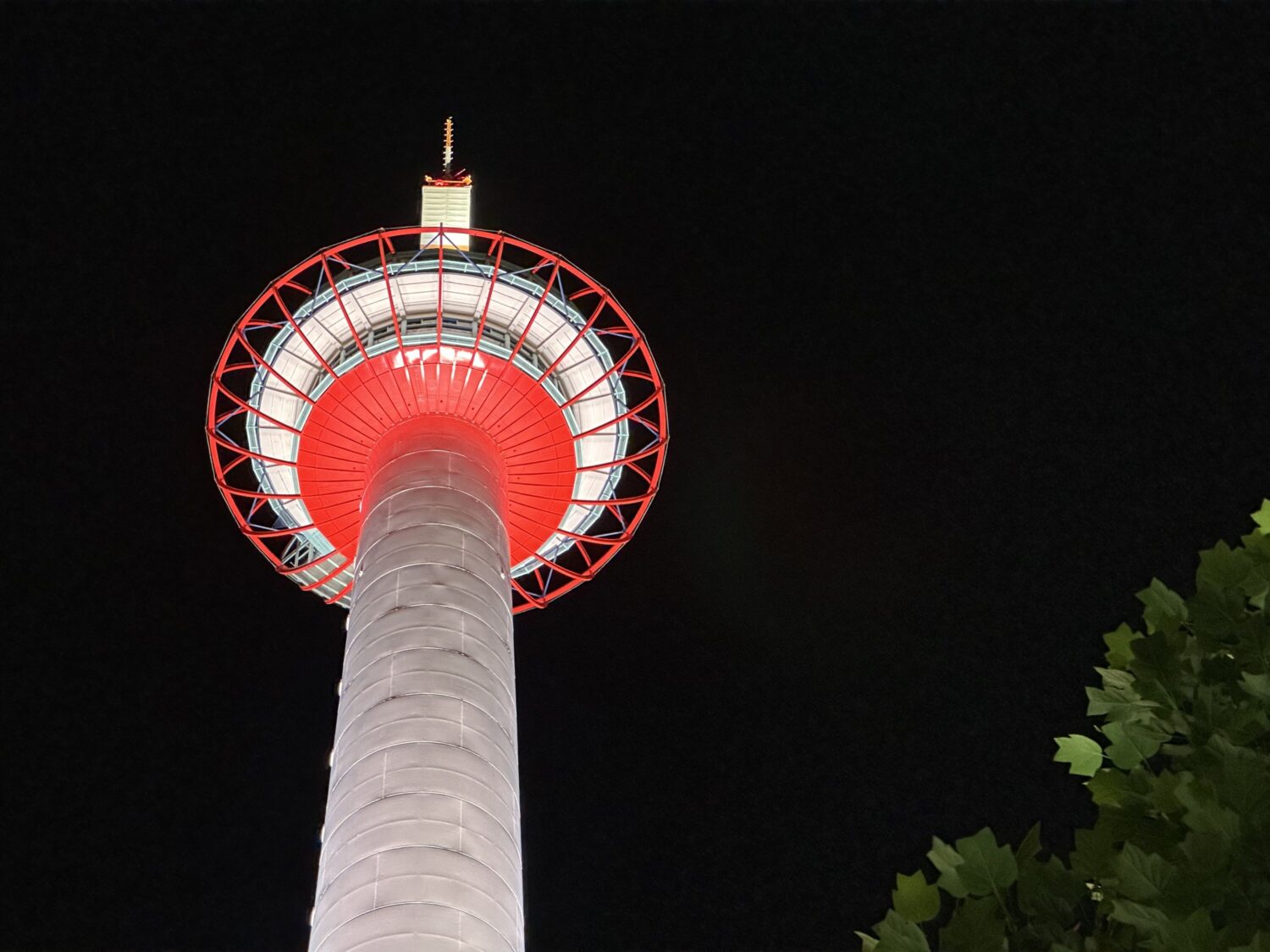 iPhone 14 Pro 望遠カメラ（×3）で夜の京都タワーを撮影