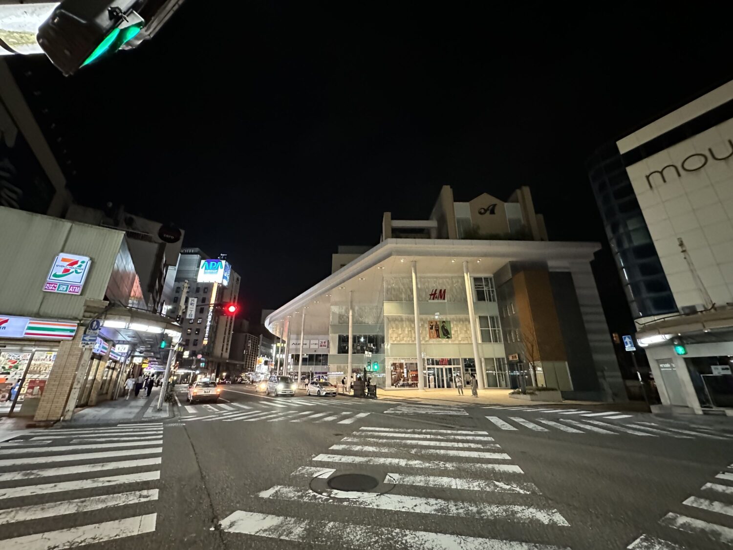 iPhone 14 Pro 超広角カメラで夜の街を撮影