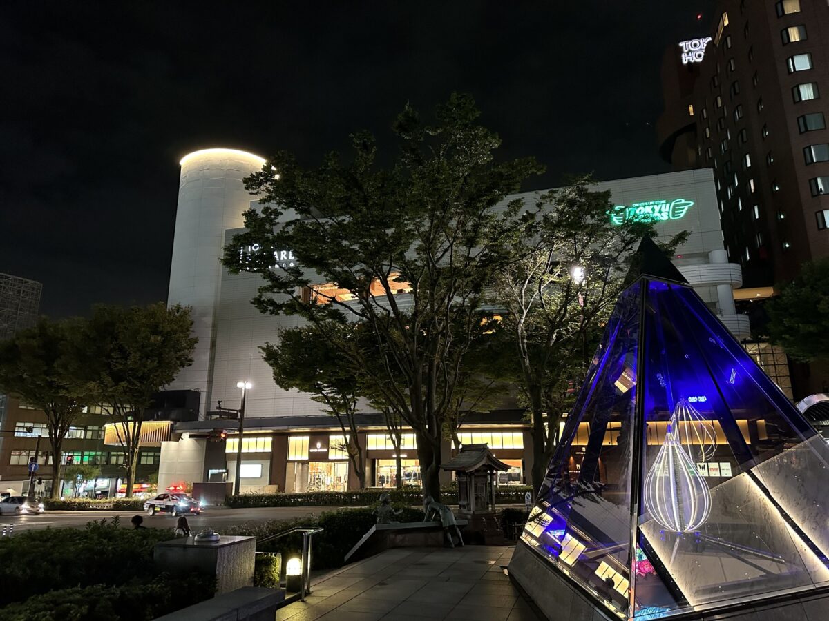 iPhone 14 Pro 広角カメラで夜の東急スクエアを撮影