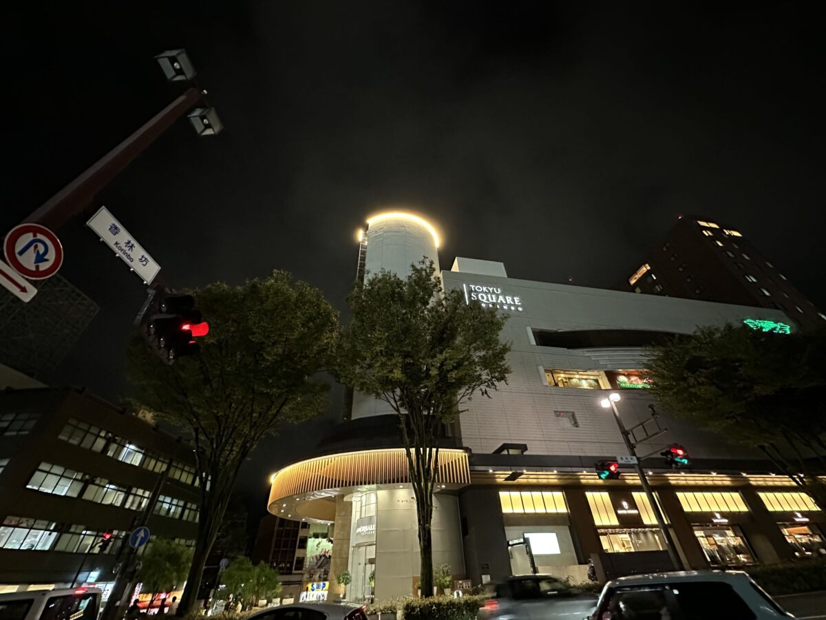 iPhone 14 Pro 超広角カメラで夜の東急スクエアを撮影