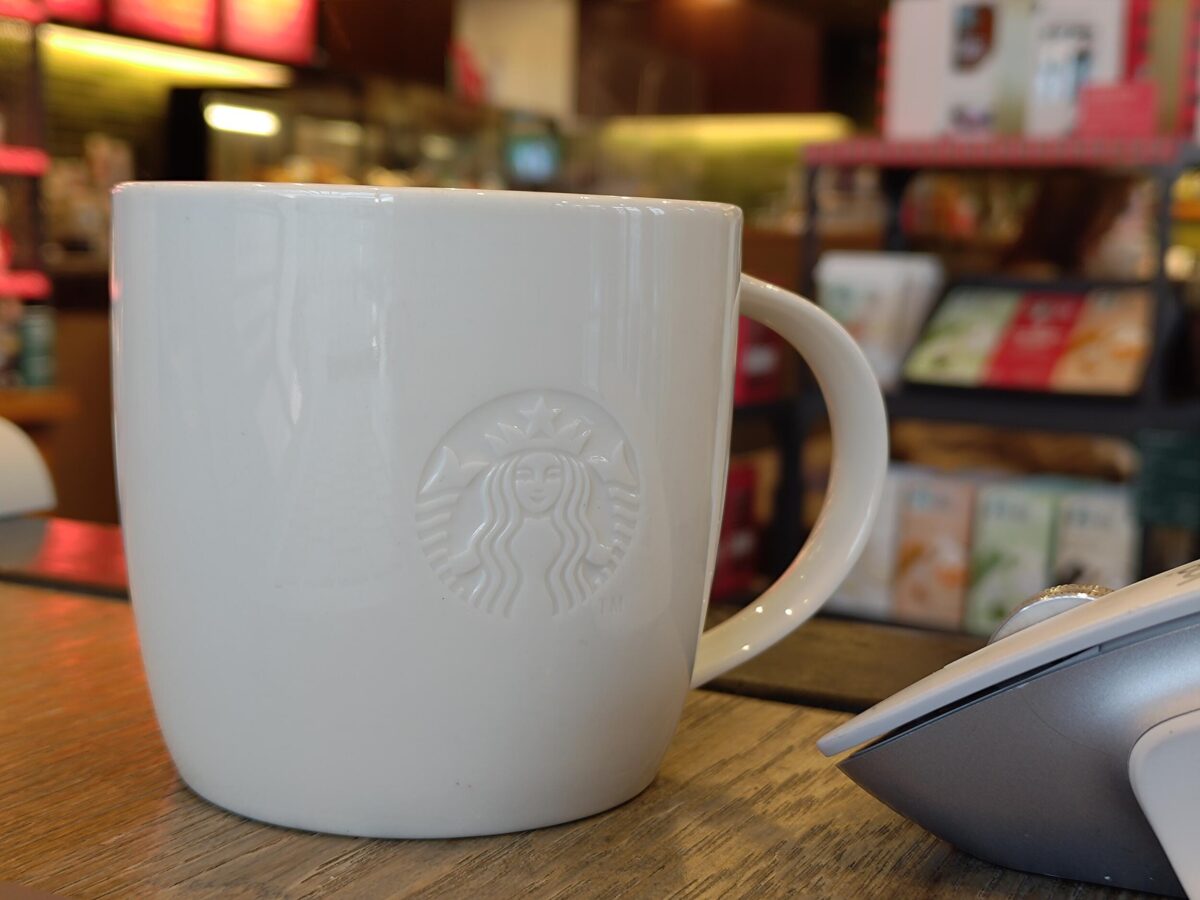 Zenfone 9 広角 × 2 スタバのコーヒーを撮影