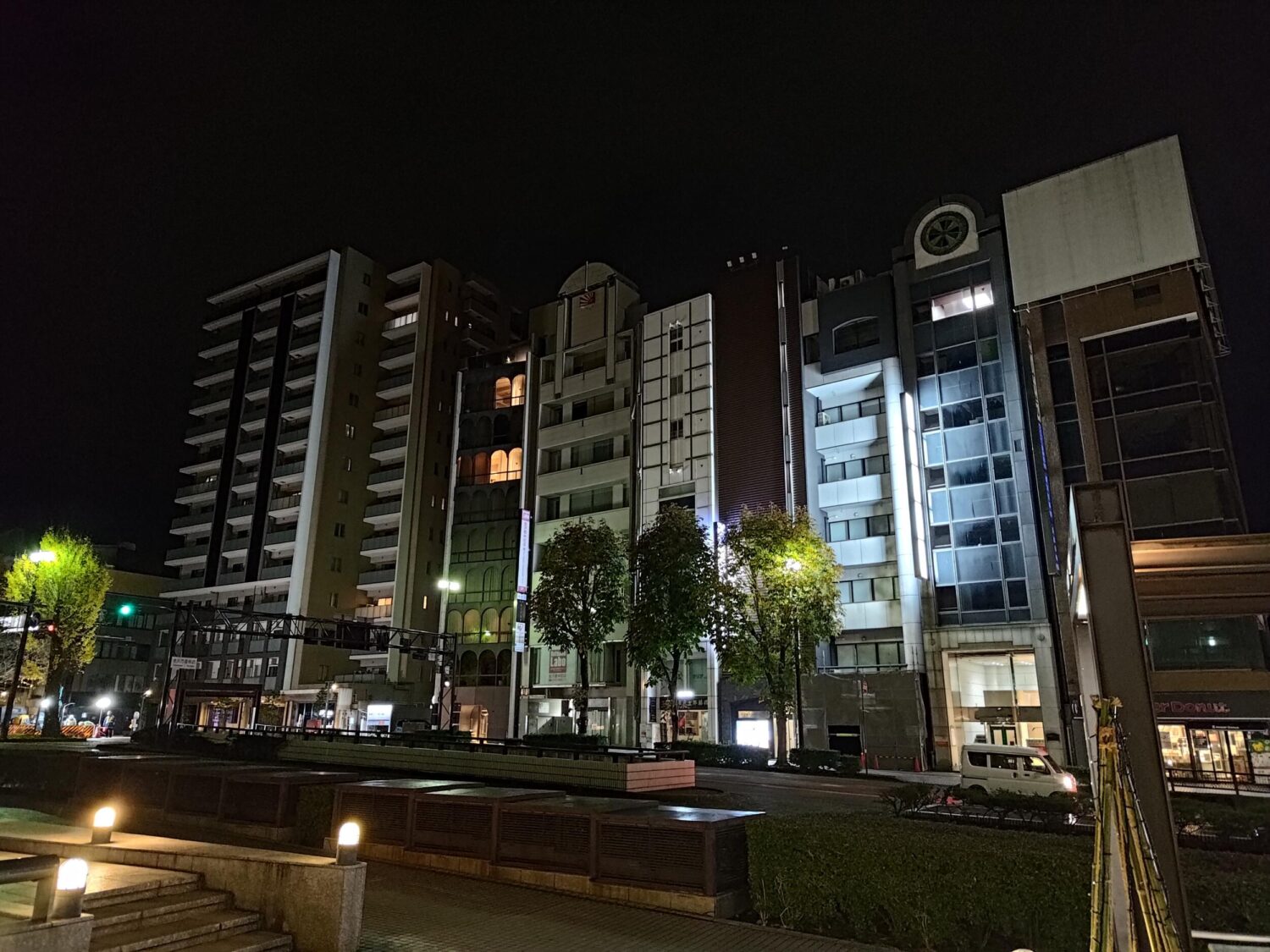 Zenfone 9 広角カメラで夜のビル群を撮影