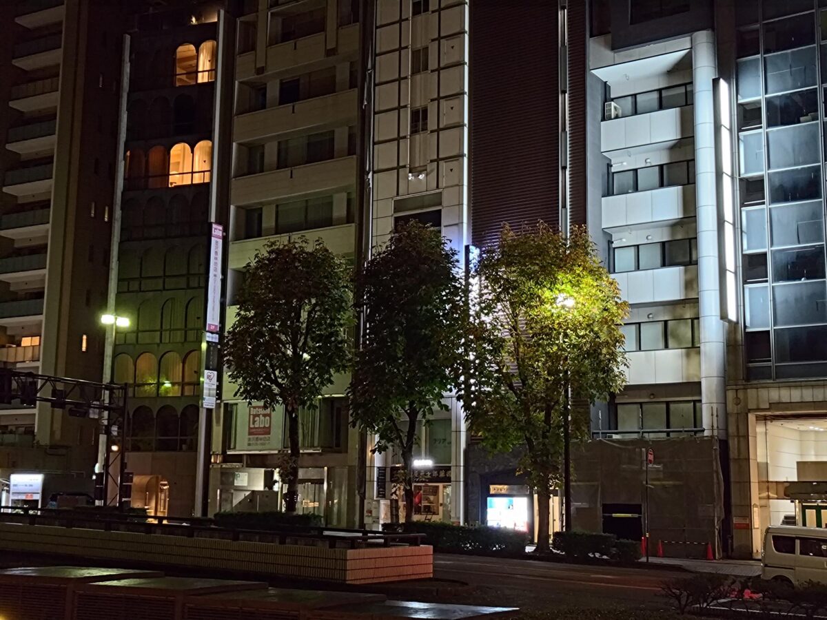 Zenfone 9 広角 × 2 夜のビル群を撮影