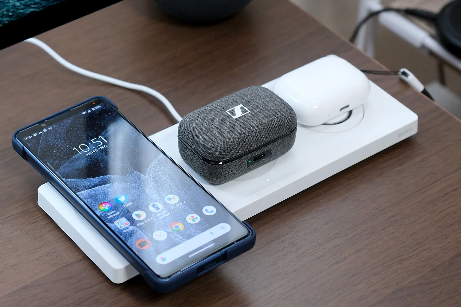 Belkin BOOST↑CHARGE PRO MagSafe 3-in-1 Wireless Charging Pad + Androidスマホ
