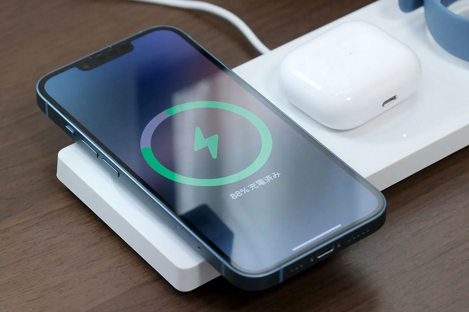 Belkin BOOST↑CHARGE PRO 3-in-1 Wireless Charging Pad with MagSafe iPhone を充電