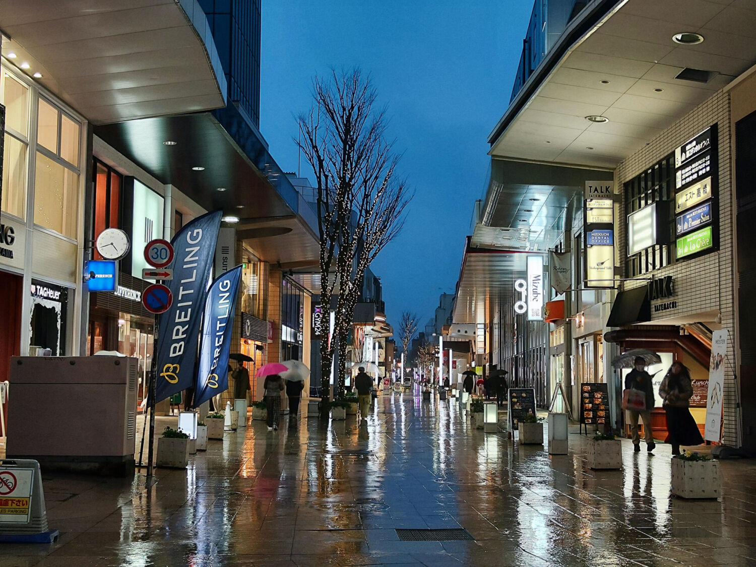Xiaomi 12T Pro 広角カメラで雨降る夕方の街を撮影