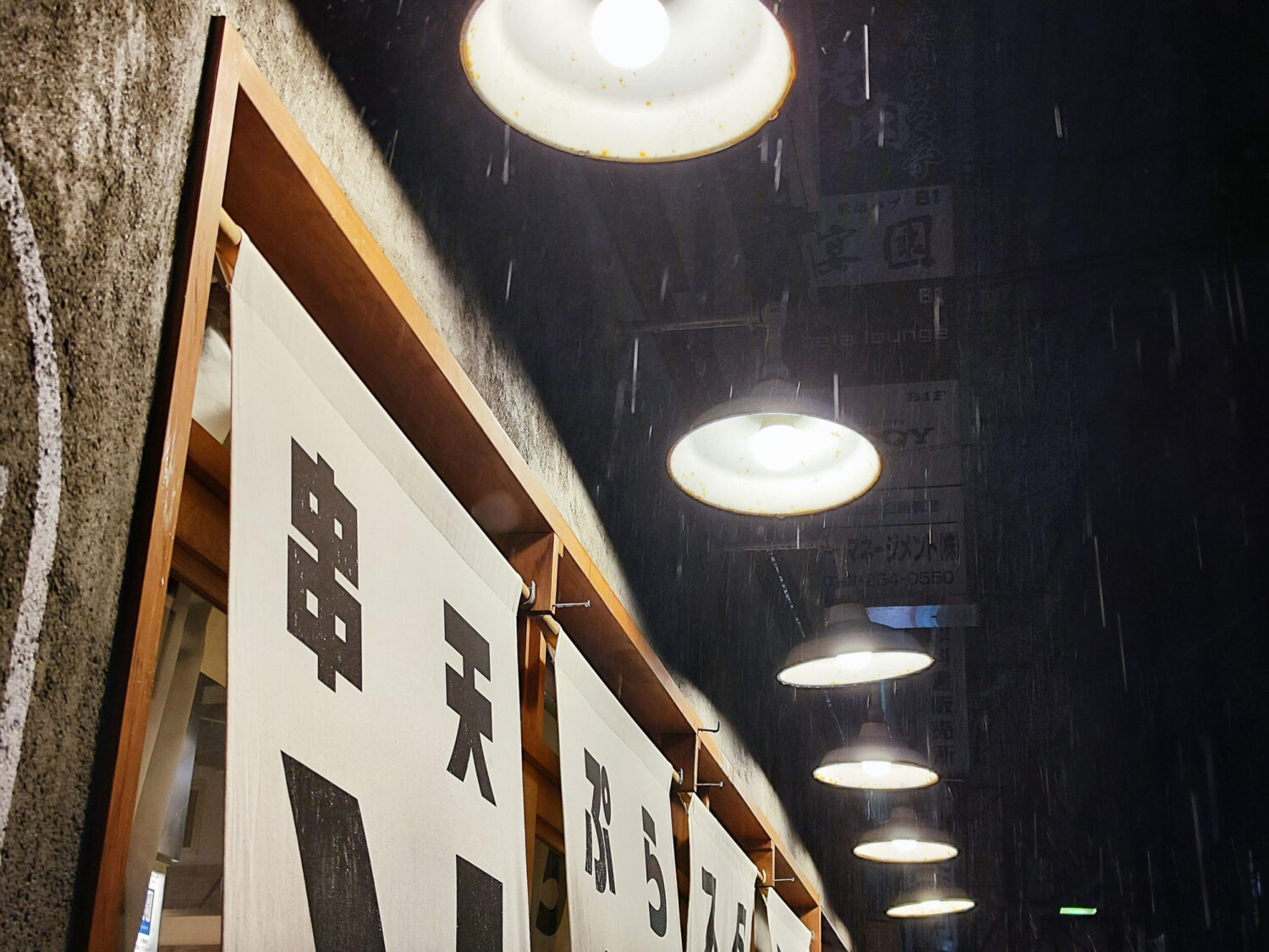 Xiaomi 12T Pro 広角カメラで夜の雨とライトを撮影