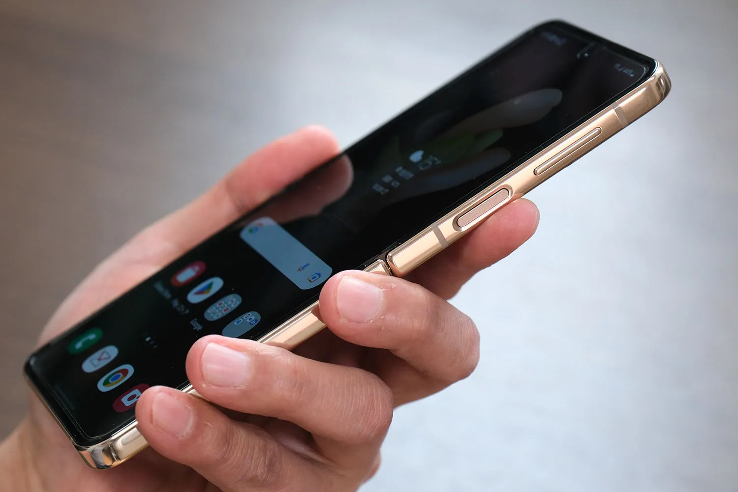 Galaxy Z Flip4 サイドボタン式指紋認証センサー