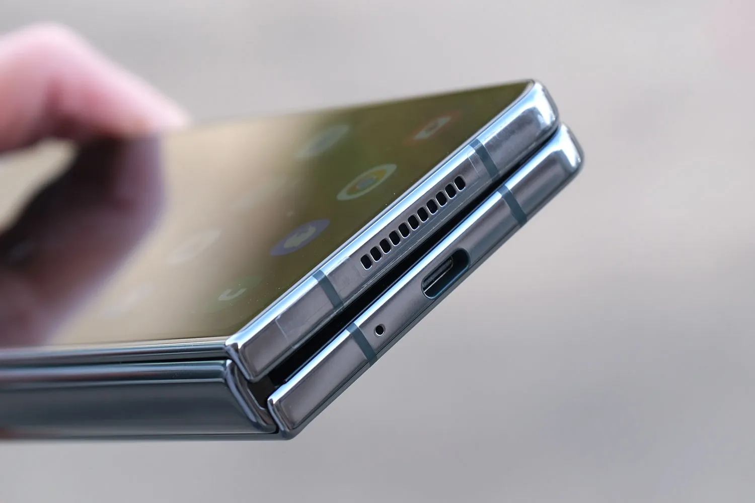 Galaxy Z Fold4 本体の充電ポート