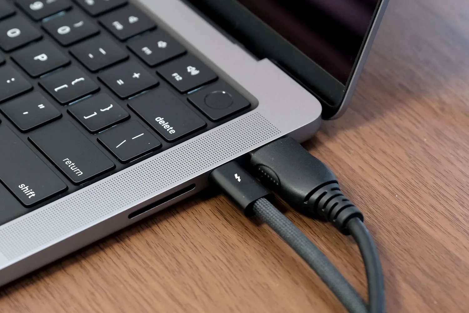 MacBook Pro 14インチ 画面出力接続