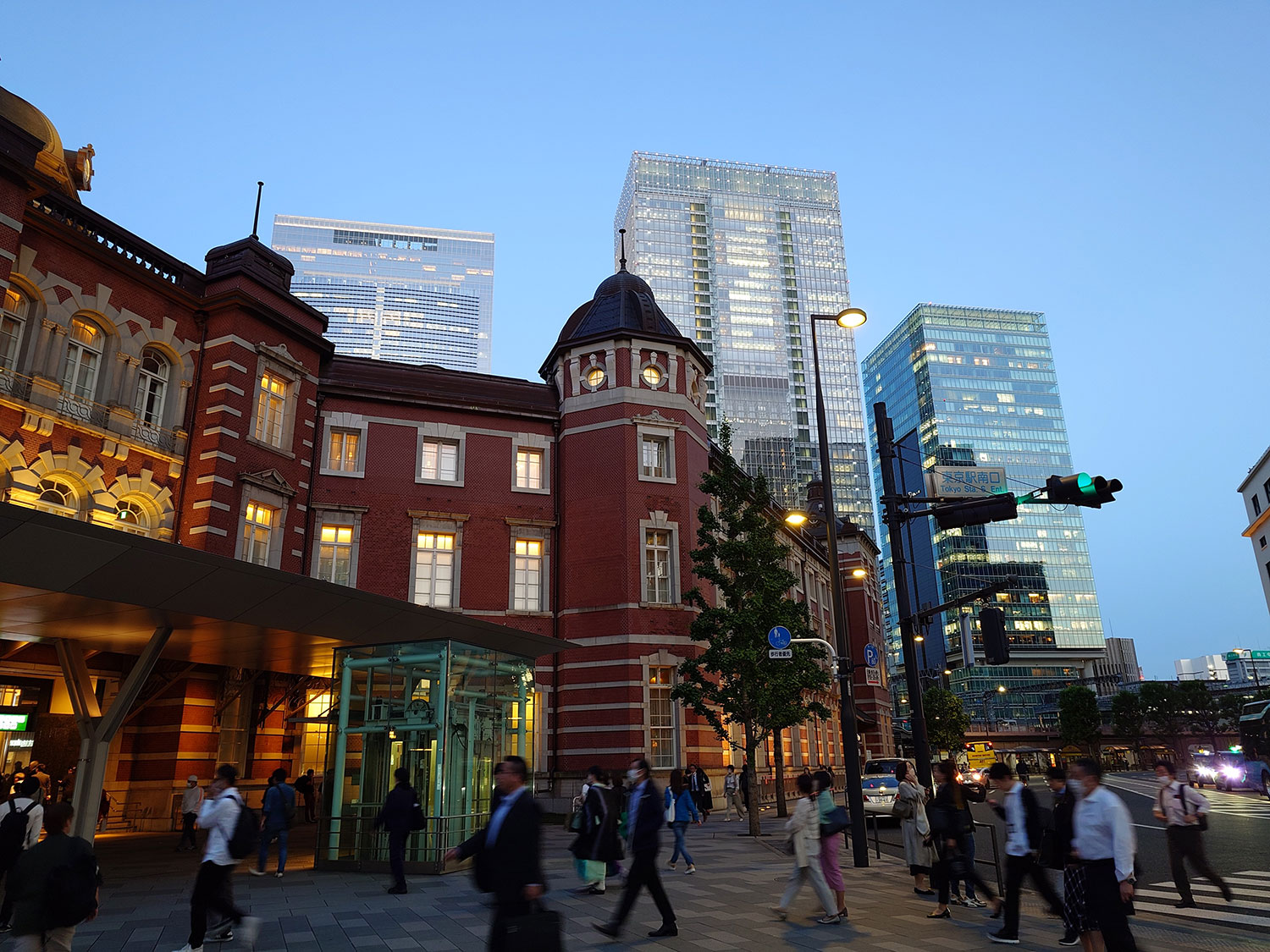Xperia 1 V 広角×1 夕暮れに東京駅を撮影