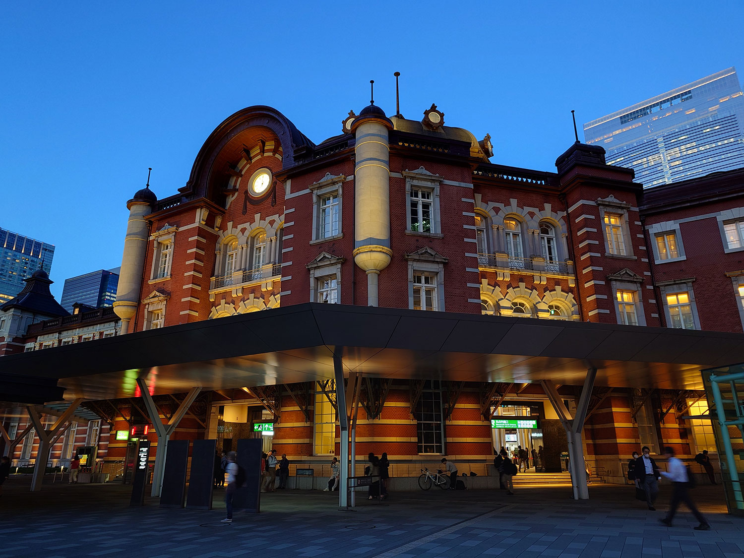 Xperia 1 V 広角×2 夕暮れに東京駅を撮影