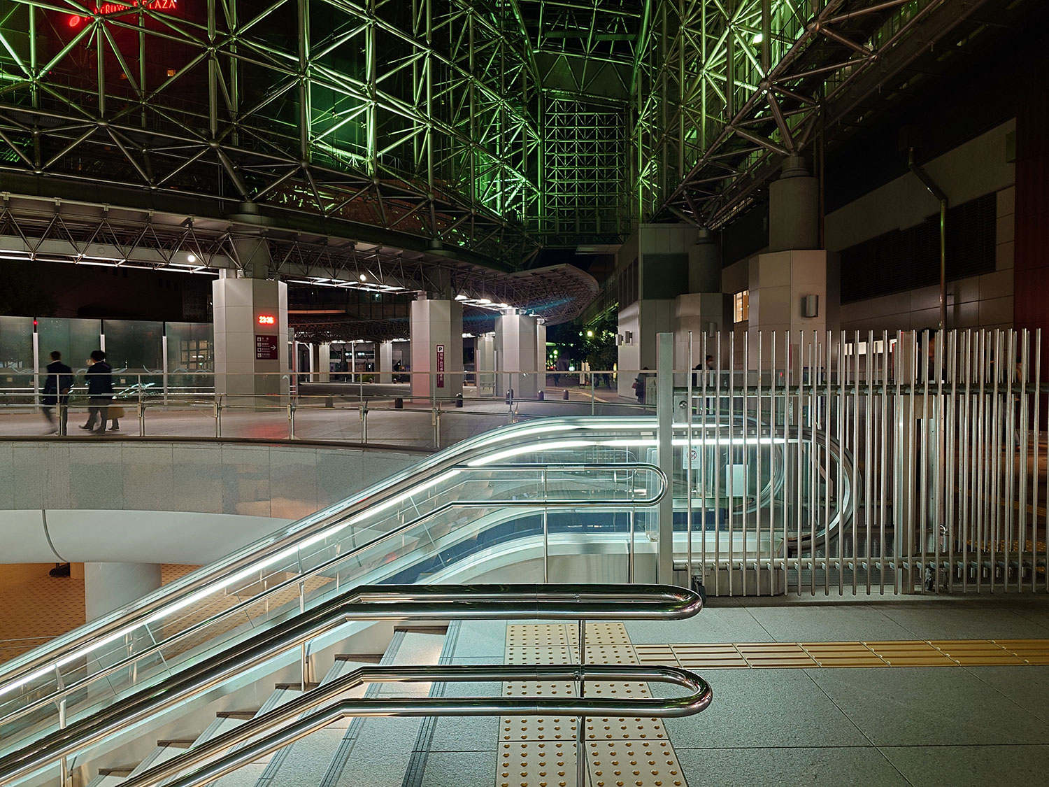 Xperia 1 V 広角×2 夜中の金沢駅エスカレーター前を撮影