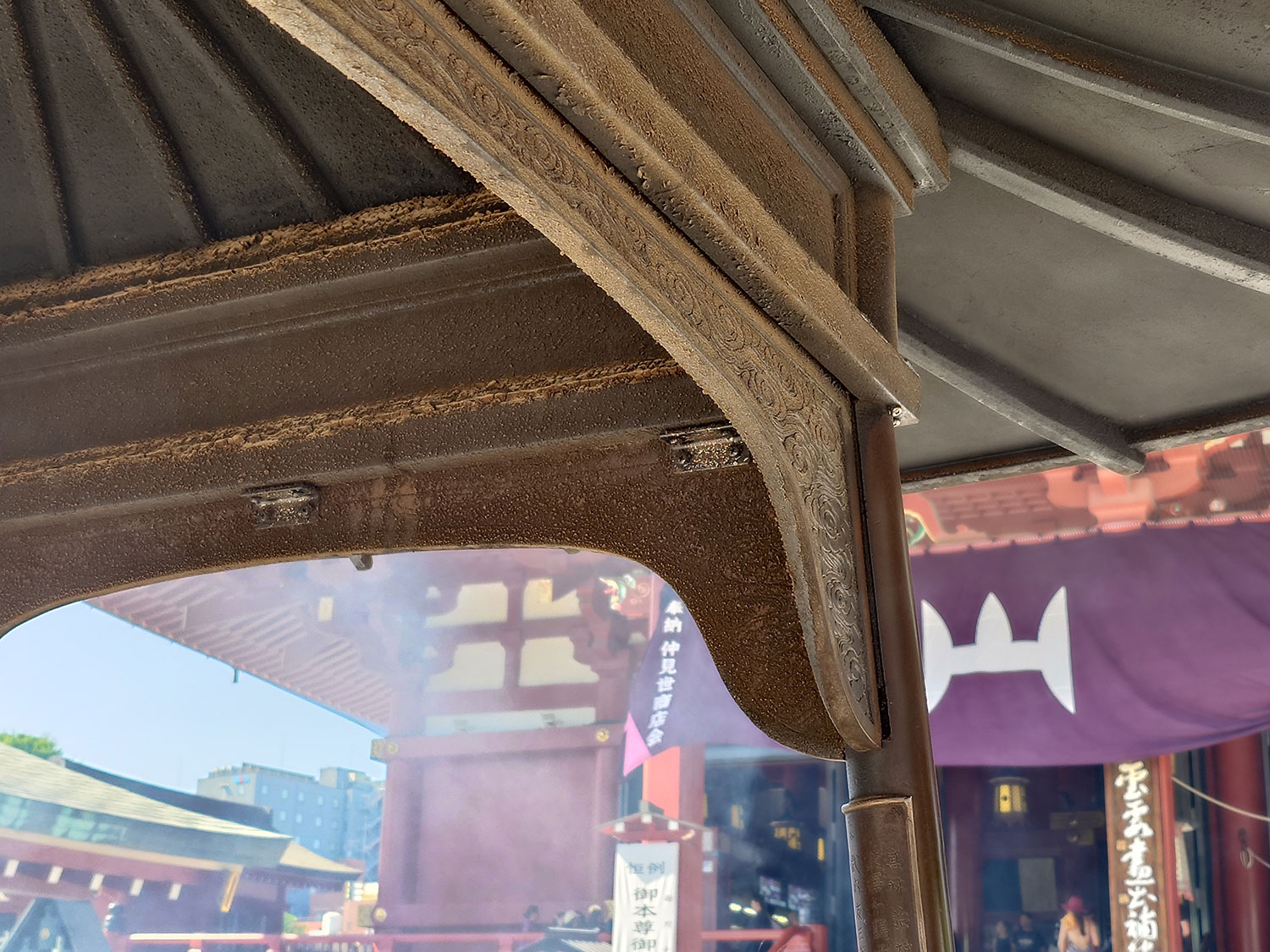 Xperia 1 V 広角×5.2 浅草寺の屋根を撮影