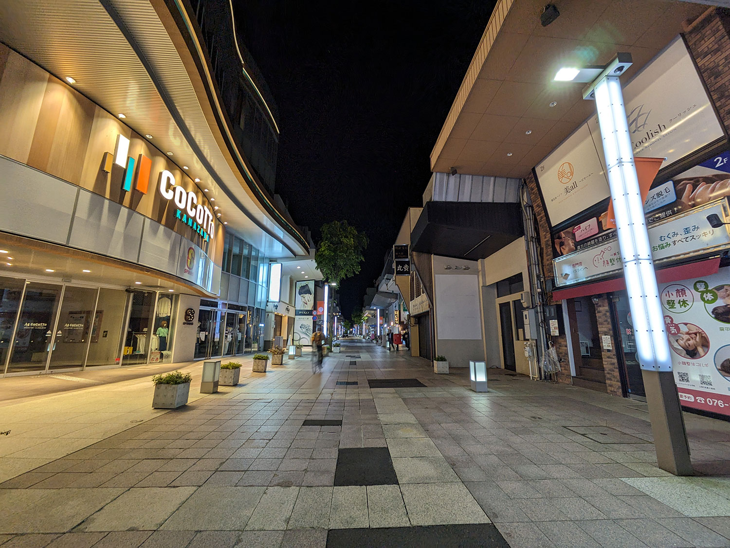 Pixel 7a 超広角カメラで夜のストリートを撮影