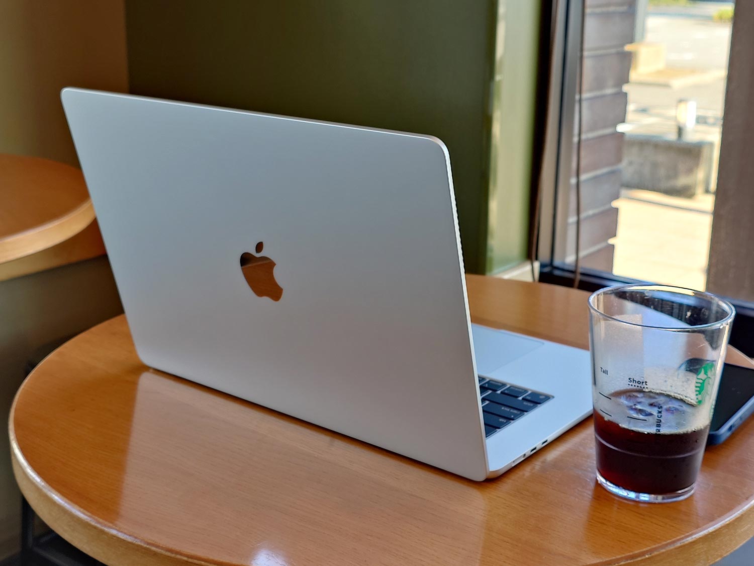 15インチMacBook Airをスタバの丸テーブルで使う
