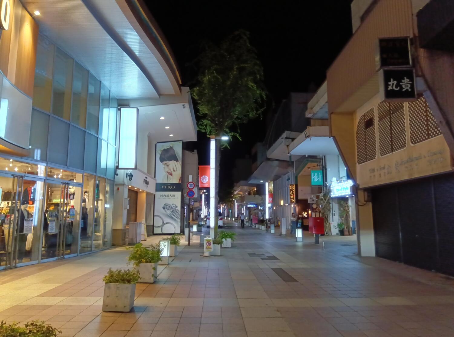 AQUOS wish3 広角カメラで夜のストリート街を撮影