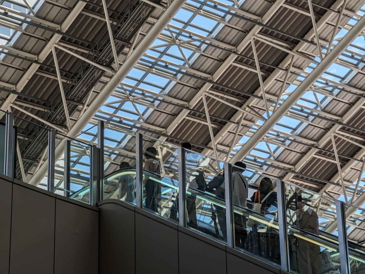 Pixel Fold 望遠カメラで大阪駅を撮影