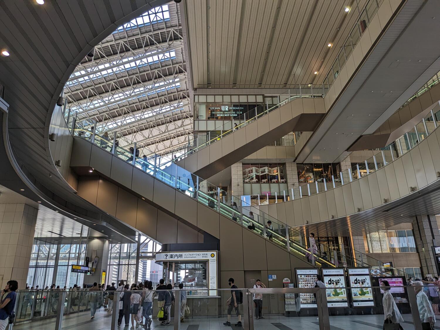 Pixel Fold 広角カメラで大阪駅を撮影