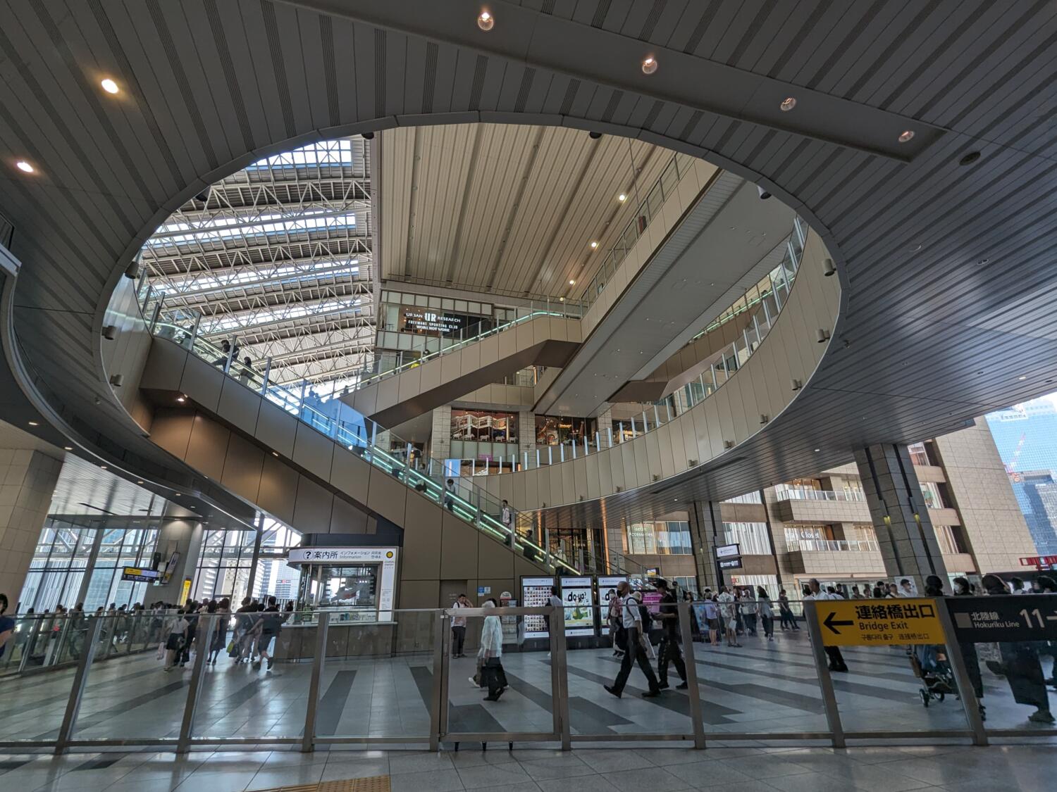 Pixel Fold 超広角カメラで大阪駅を撮影