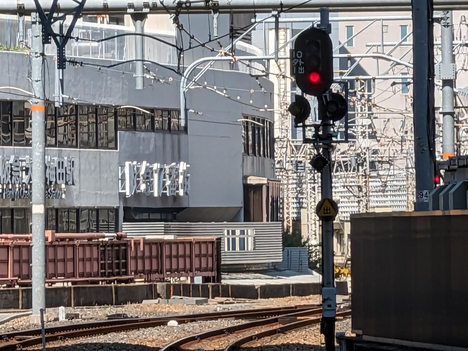 Pixel Fold 望遠カメラ（×20）で大阪駅のホームを撮影