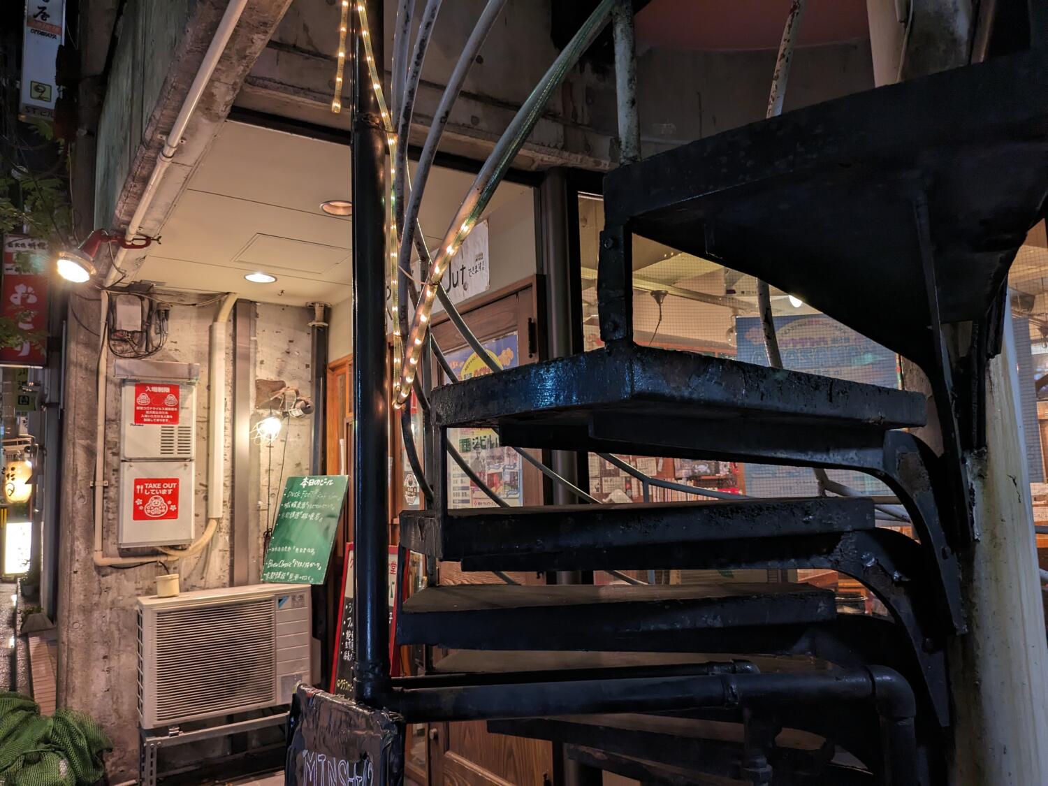 Pixel Fold 広角カメラで夜の街の階段を撮影