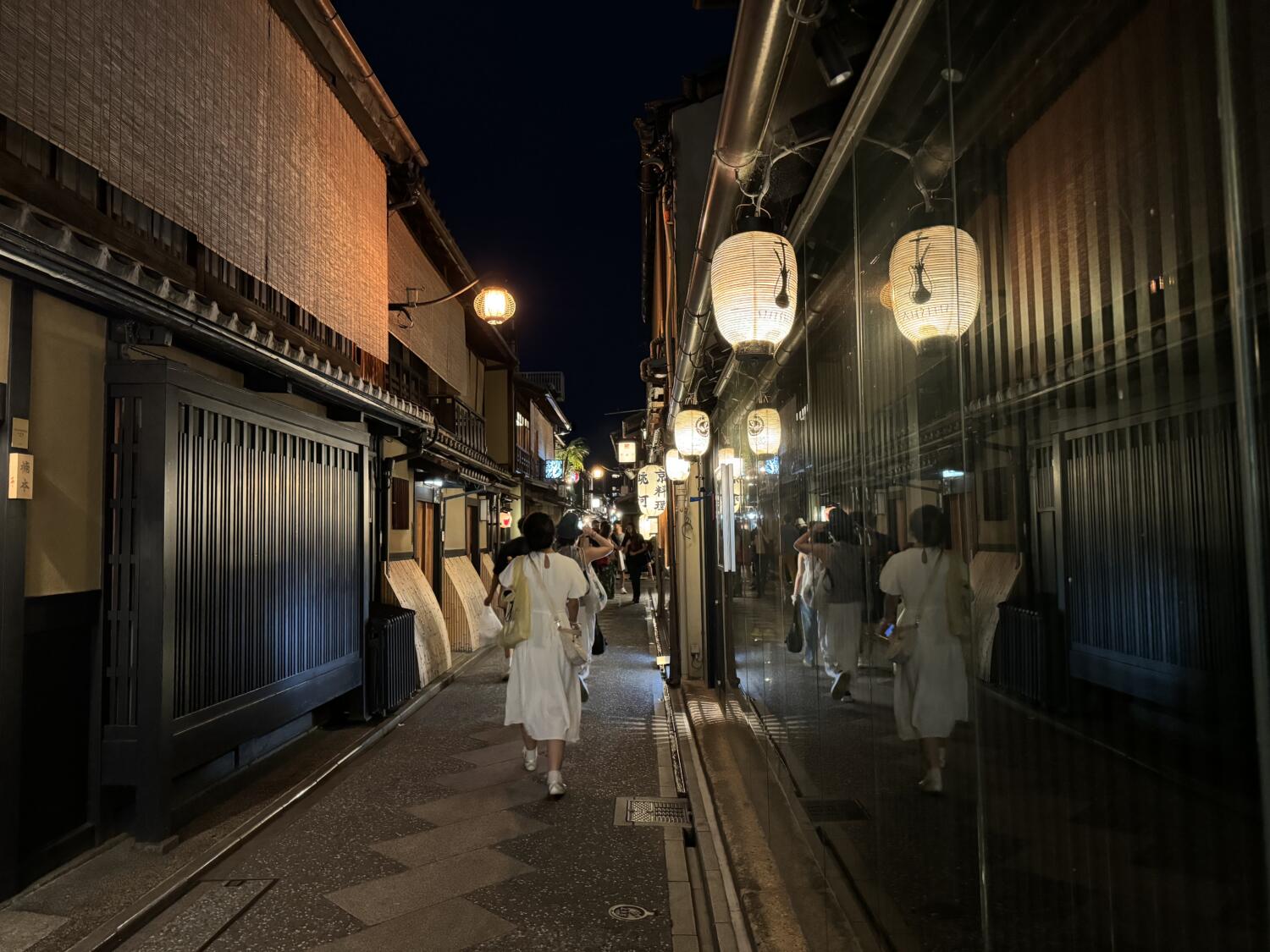iPhone 15 Proで京都の夜の街を撮影