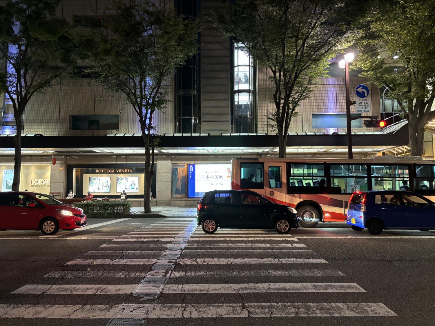 iPhone 15 広角カメラで夜の横断歩道を撮影