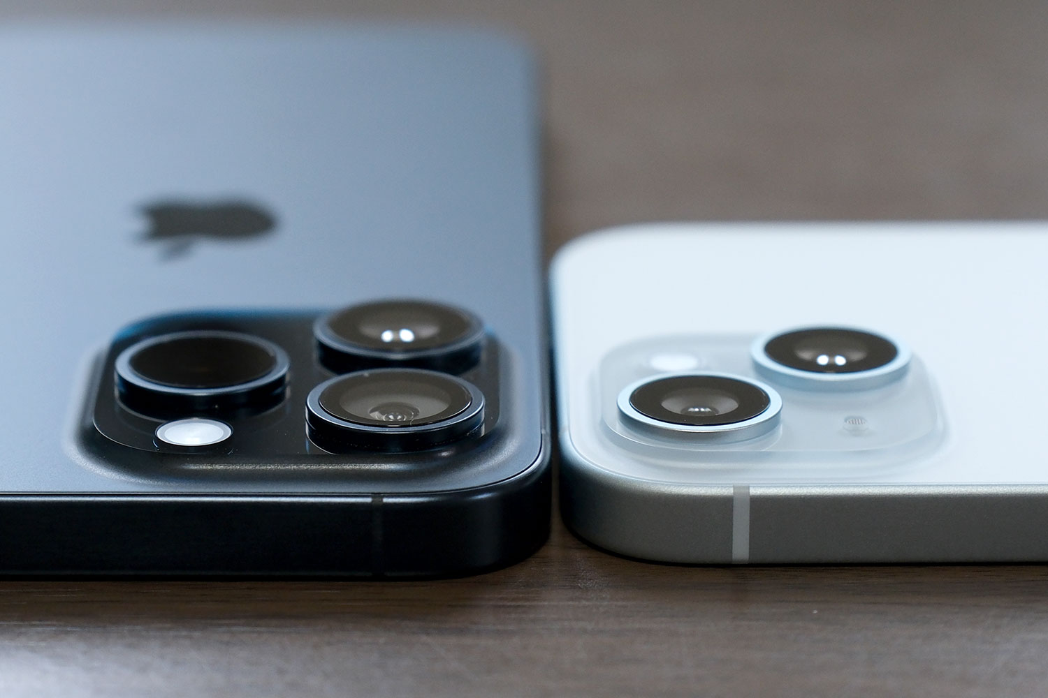 iPhone 15 Pro → 15 カメラの大きさ