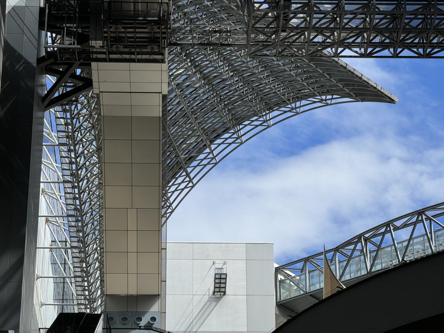 iPhone 15 Pro Max 光学5倍望遠カメラで京都駅の空を撮影