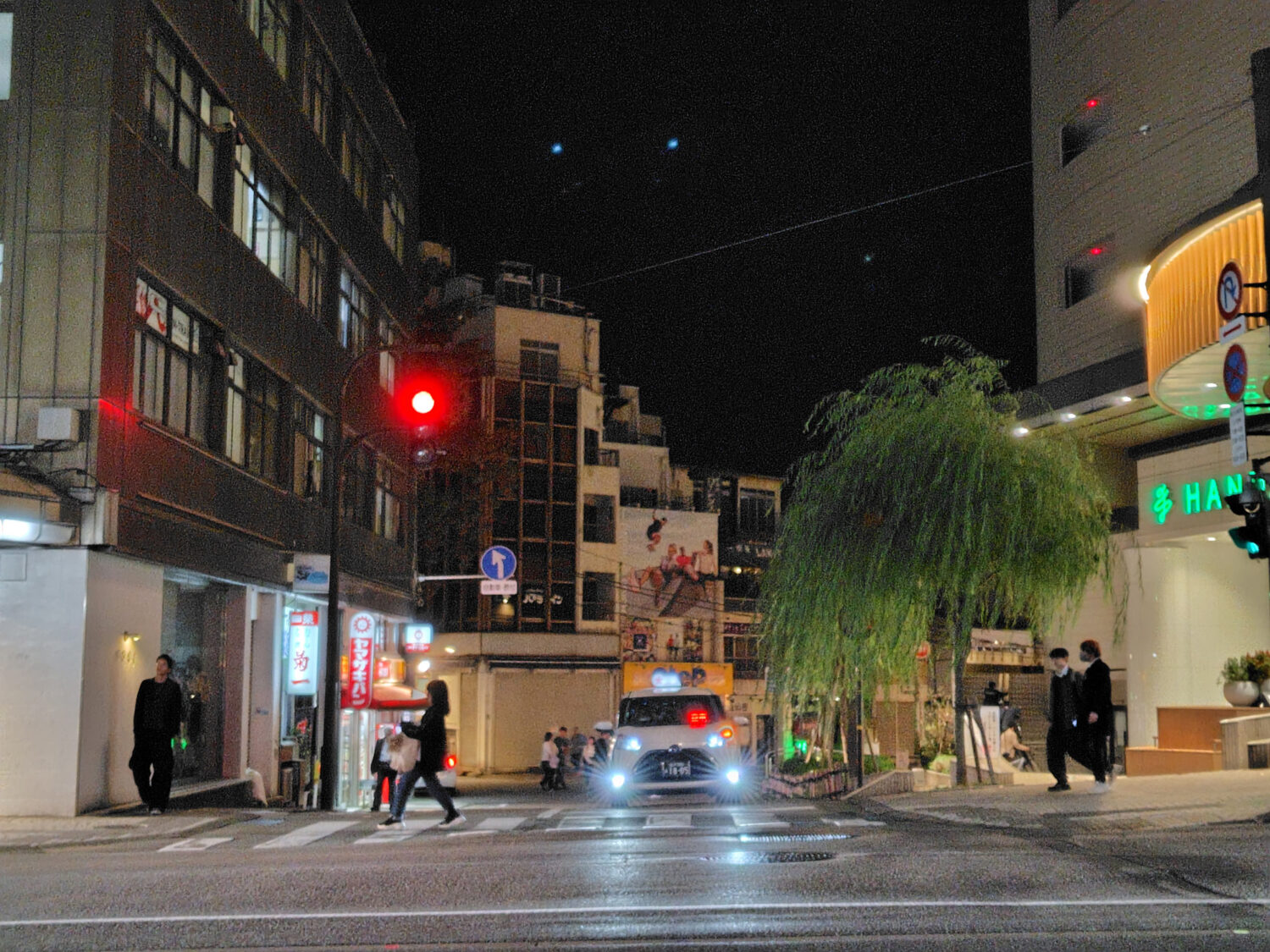 AQUOS sense8 広角カメラで車のライトを撮影
