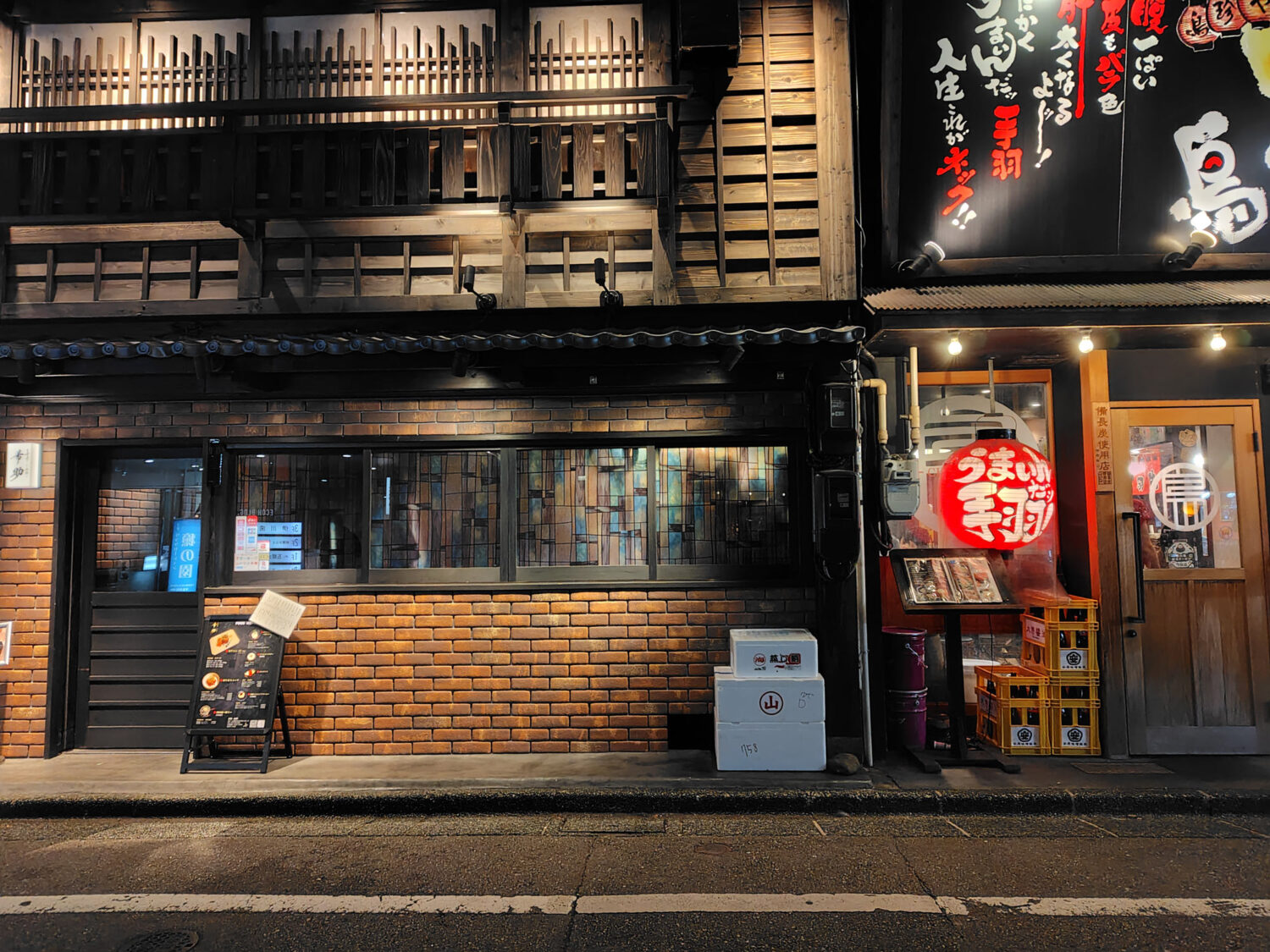 AQUOS sense8 広角カメラで夜の飲み屋を撮影