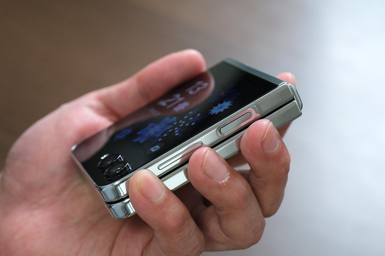 Galaxy Z Flip5 閉じた状態のサイドボタン指紋認証