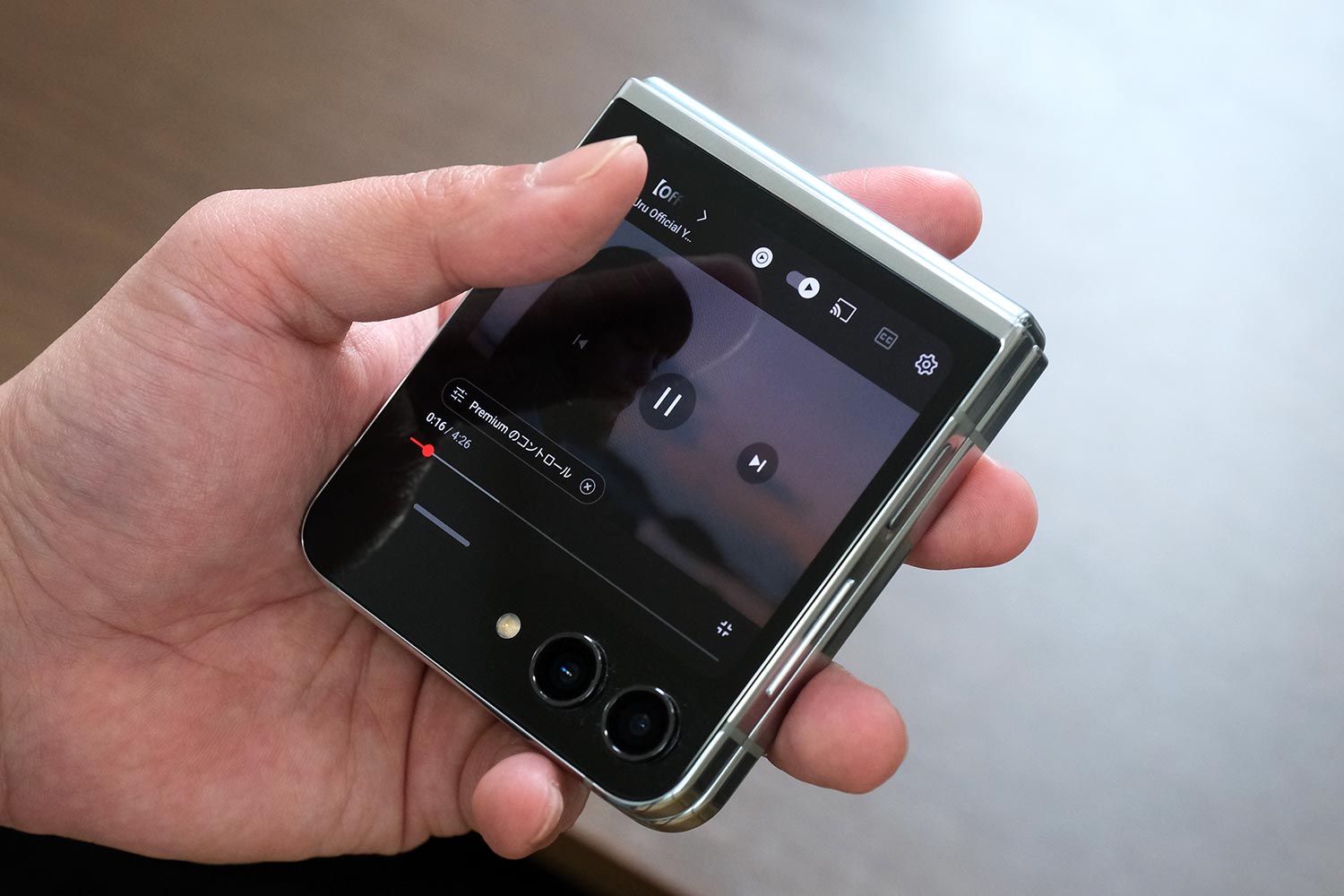 Galaxy Z Flip5 サブディスプレイで動画視聴する