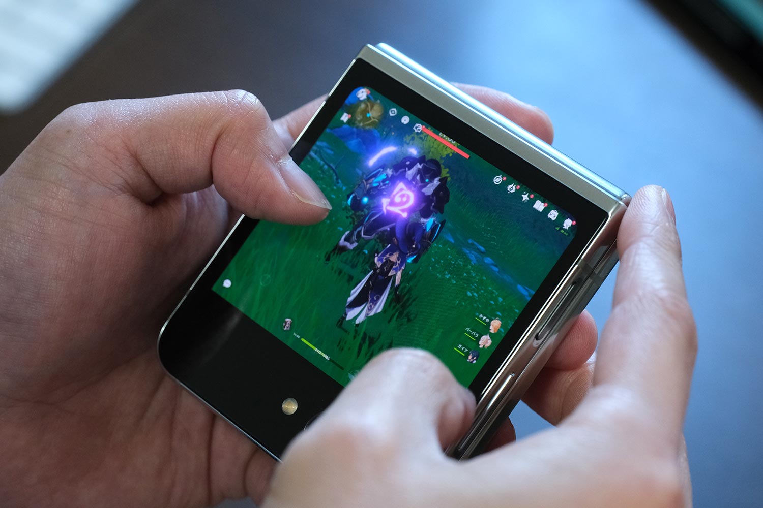 Galaxy Z Flip5 サブ画面で原神をプレイ