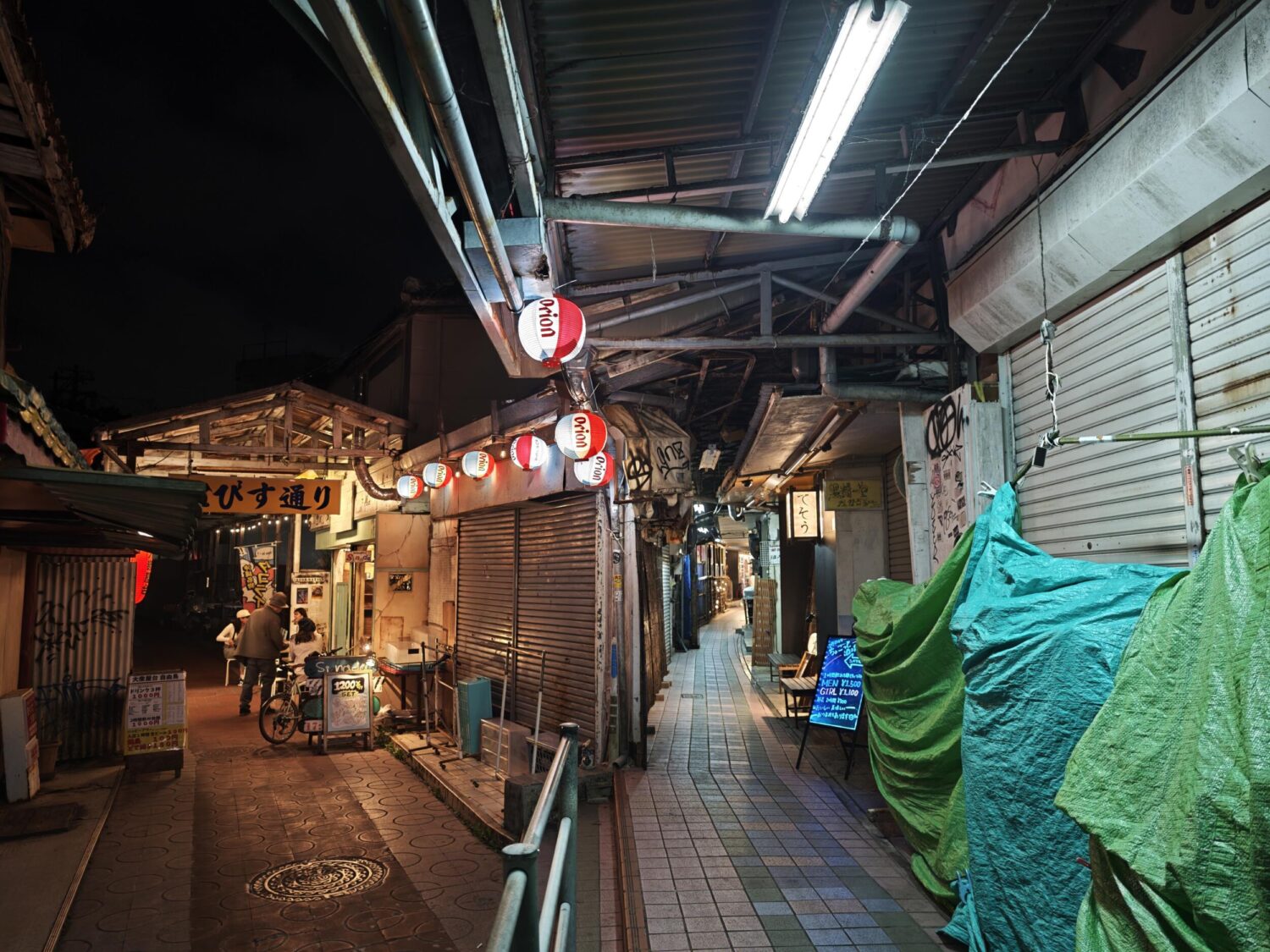 Xiaomi 14 Ultra 広角：沖縄の夜の裏通り